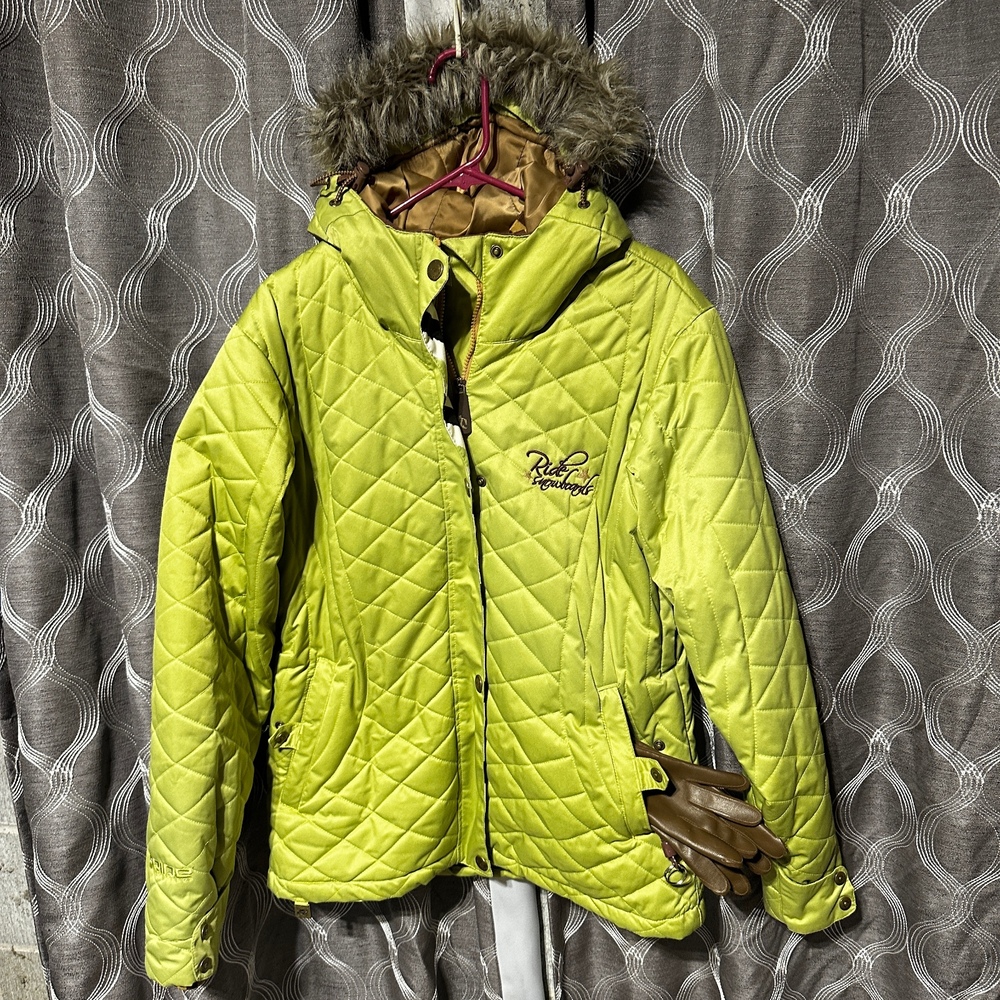 Ride Snowboards Quilted Jacket Faux Fur Hooded Winter Coat with brown‎ gloves